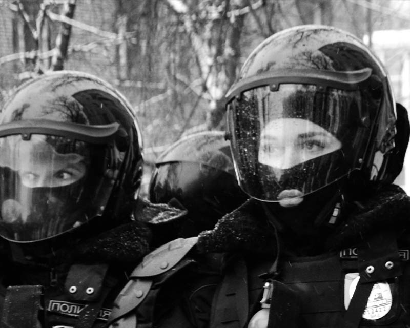 新标警用装备中的防暴头盔如何正确地使用？